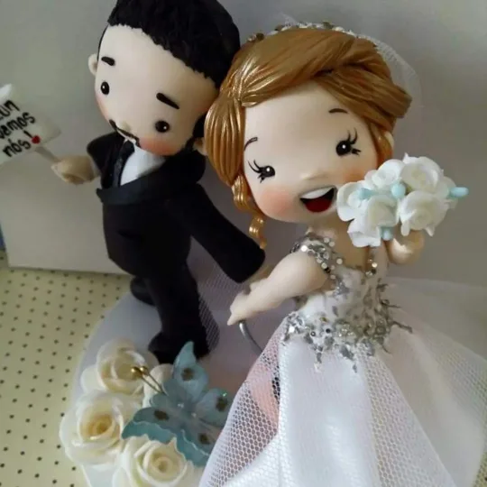 Casal de noivos em porcelana fria