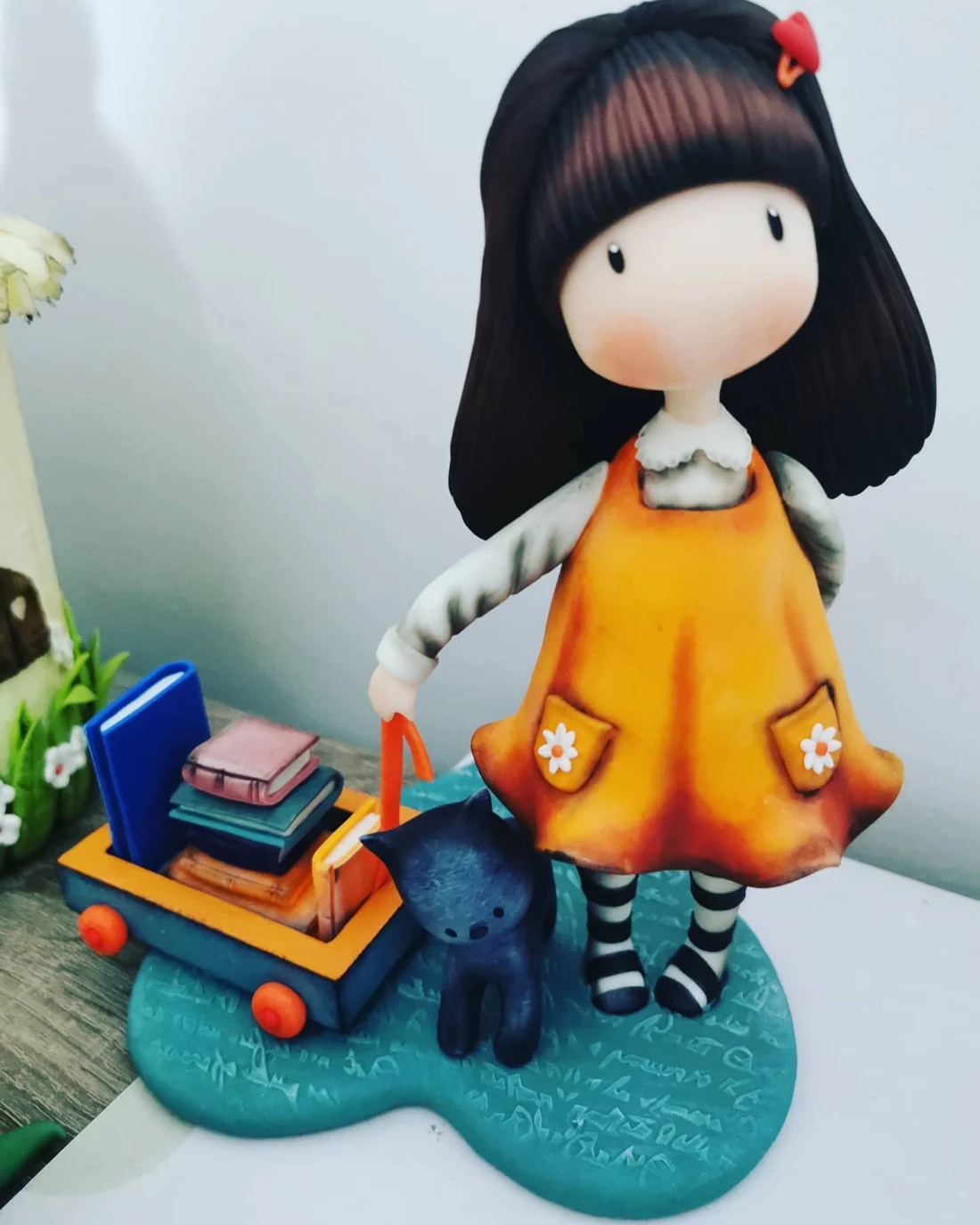 Bonequinha de vestido amarelo e meias às riscas