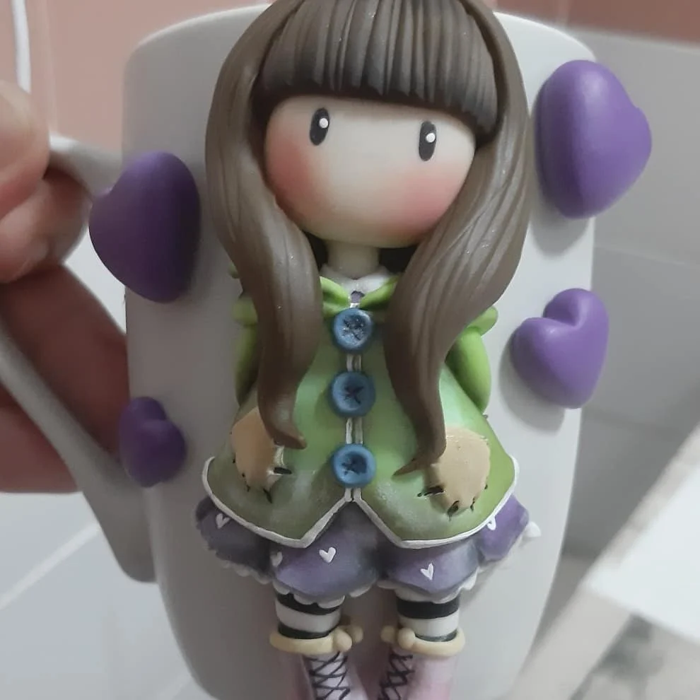 Bonequinha de porcelana fria com balões lilás